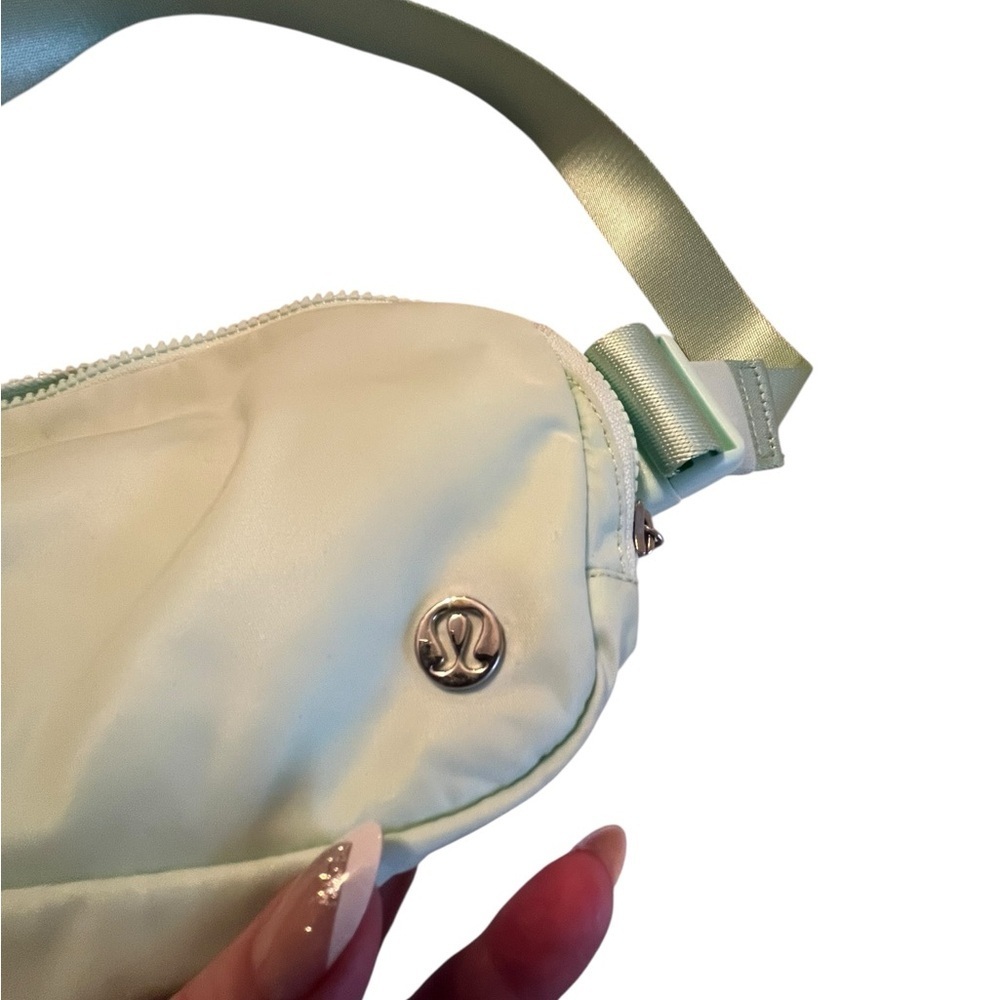 Lululemon Everywhere Belt Bag – Mint Green - Picture 4 of 8
